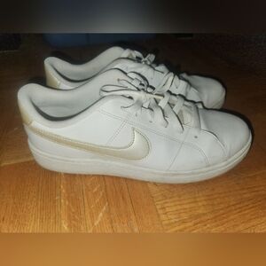 Nike Women's Sneakers in White and Gold Size 8